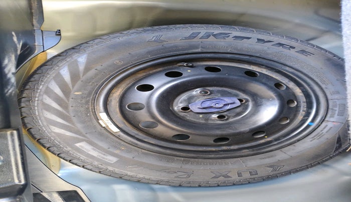 2022 Maruti Swift VXI AMT, Petrol, Automatic, 28,882 km, tyre