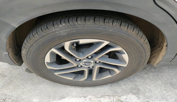 2022 KIA CARENS LUXURY PLUS 1.4 PETROL 7 STR, Petrol, Manual, 55,924 km, tyre