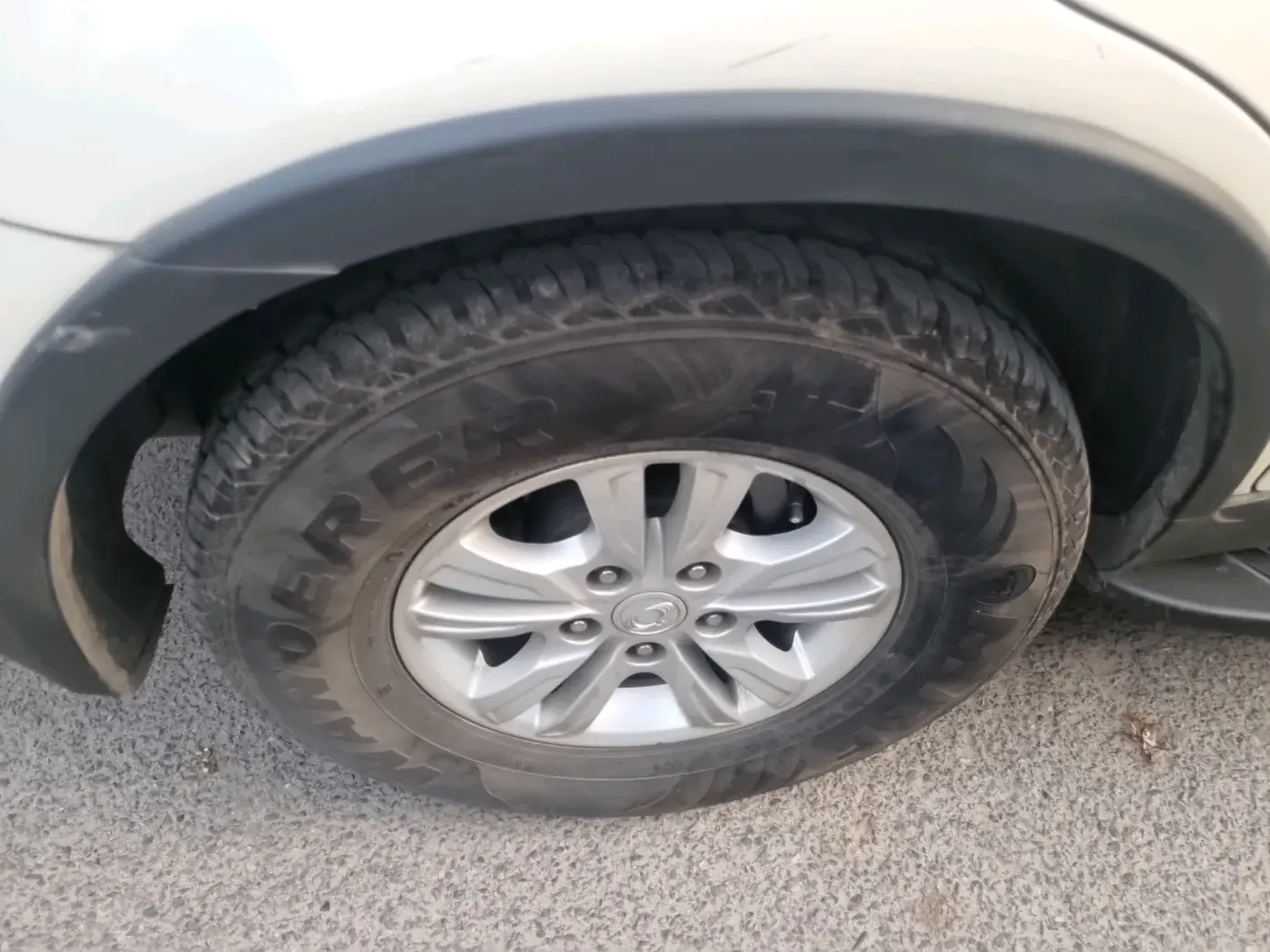 2015 Ssangyong Rexton RX7, Diesel, Automatic, 1,17,500 km, tyre
