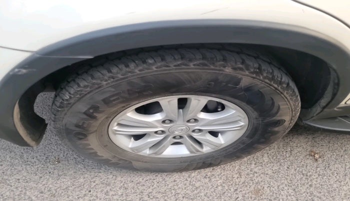 2015 Ssangyong Rexton RX7, Diesel, Automatic, 1,14,826 km, tyre