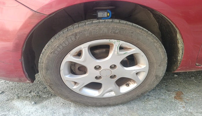 2013 Renault Scala RXZ PETROL AT, Petrol, Automatic, 90,263 km, tyre