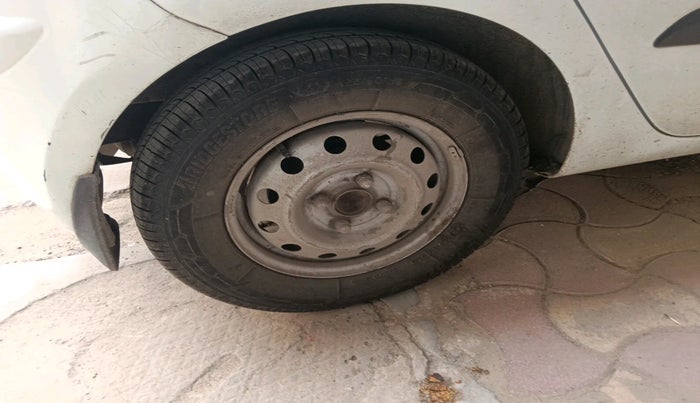 2011 Hyundai i10 ERA 1.1, Petrol, Manual, 1,04,609 km, tyre