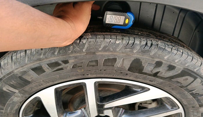 2022 Mahindra XUV300 W8 (O) 1.2 PETROL, Petrol, Manual, 42,819 km, tyre