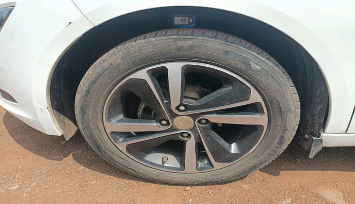 2020 Tata ALTROZ XZ PETROL, Petrol, Manual, 61,868 km, tyre