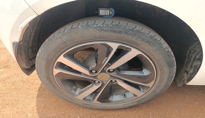 2020 Tata ALTROZ XZ PETROL, Petrol, Manual, 61,868 km, tyre