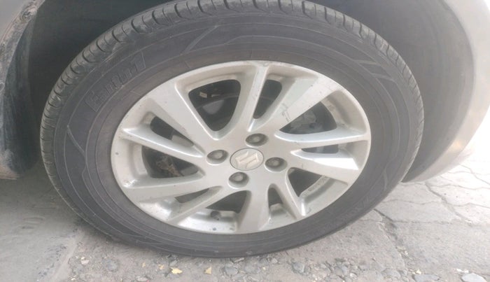 2014 Maruti Swift ZXI, Petrol, Manual, 82,611 km, tyre