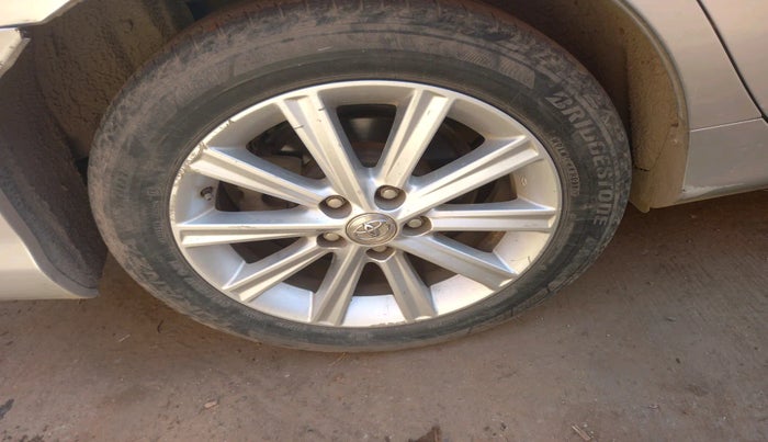 2015 Toyota Camry HYBRID, Hybrid, Automatic, 1,26,249 km, tyre