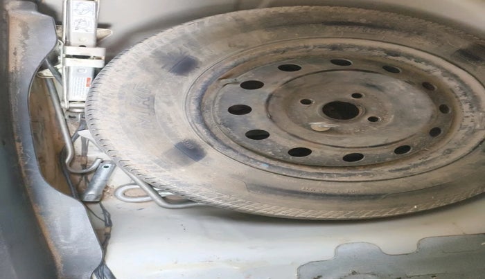 2016 Maruti Swift Dzire VXI, Petrol, Manual, 1,05,565 km, tyre