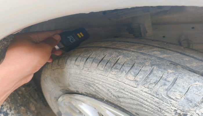 2016 Maruti Swift Dzire VXI, Petrol, Manual, 1,05,565 km, tyre