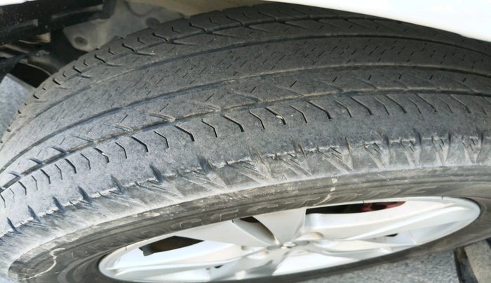 2013 Hyundai Santa Fe 2 WD, Diesel, Manual, 2,16,236 km, tyre
