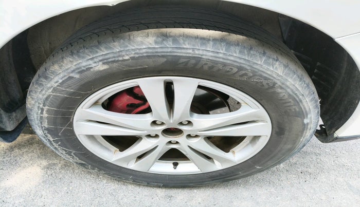 2013 Hyundai Santa Fe 2 WD, Diesel, Manual, 2,16,236 km, tyre