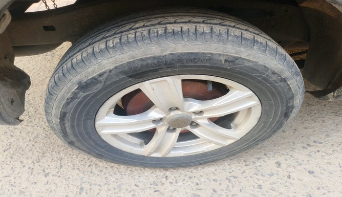 2011 Toyota Innova 2.5 G4 7 STR, Diesel, Manual, 1,07,534 km, tyre