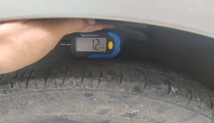 2012 Hyundai Eon ERA +, Petrol, Manual, 1,05,621 km, tyre