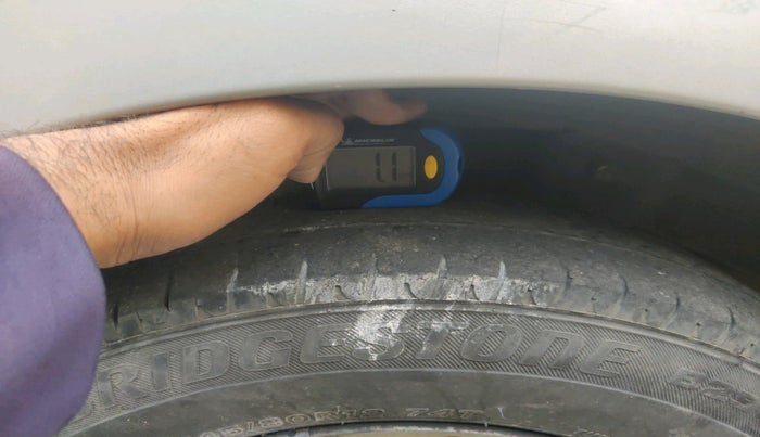 2012 Hyundai Eon ERA +, Petrol, Manual, 1,05,621 km, tyre