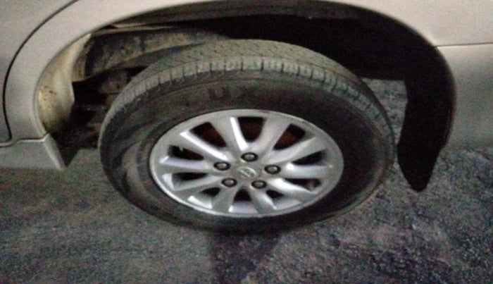 2014 Toyota Innova 2.5 ZX 7 STR, Diesel, Manual, 1,92,957 km, tyre