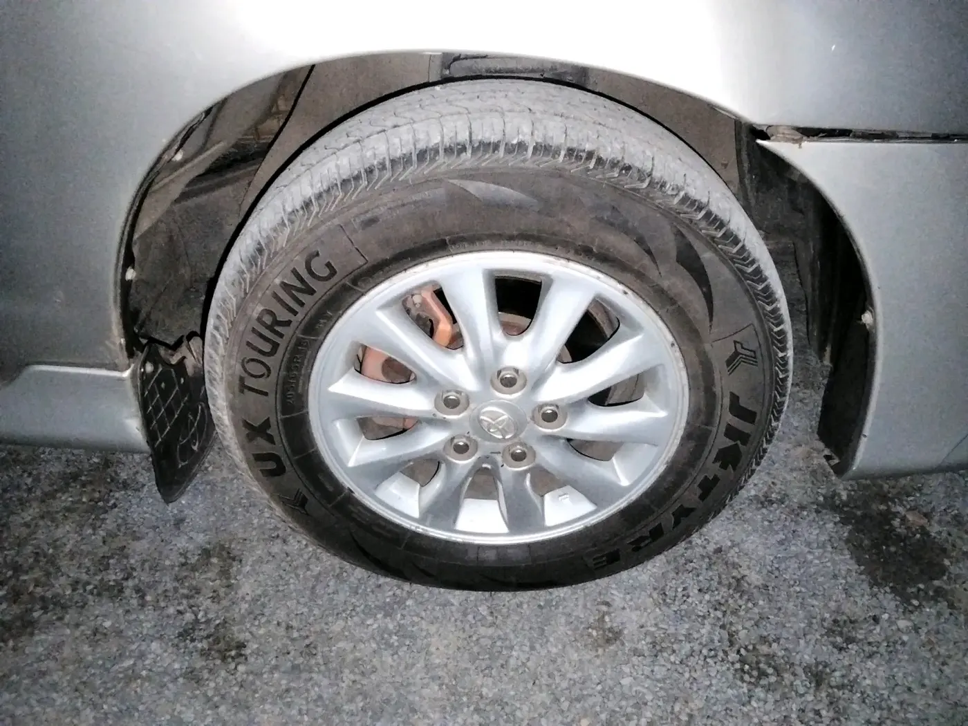 2014 Toyota Innova 2.5 ZX 7 STR, Diesel, Manual, 1,92,957 km, tyre