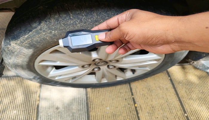 2016 Toyota Innova Crysta 2.4 ZX 7 STR, Diesel, Manual, 76,457 km, tyre