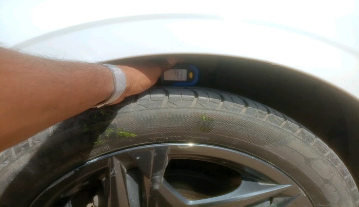 2021 Hyundai NEW I20 SPORTZ 1.2 AT, Petrol, Automatic, 1,22,823 km, tyre