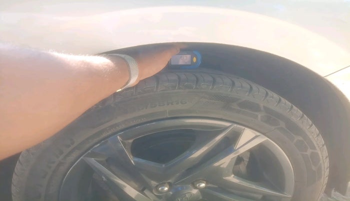 2021 Hyundai NEW I20 SPORTZ 1.2 AT, Petrol, Automatic, 1,22,823 km, tyre