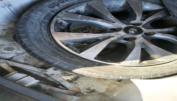 2014 Hyundai Verna FLUIDIC 1.6 CRDI SX, Diesel, Manual, 1,88,197 km, tyre