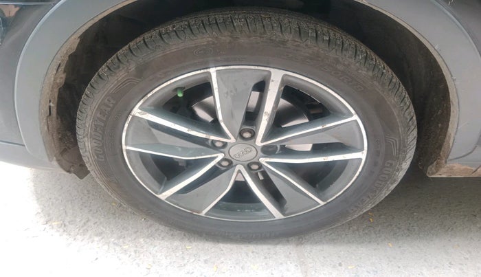 2017 Audi Q3 35 TDI Quattro, Diesel, Automatic, 1,50,940 km, tyre