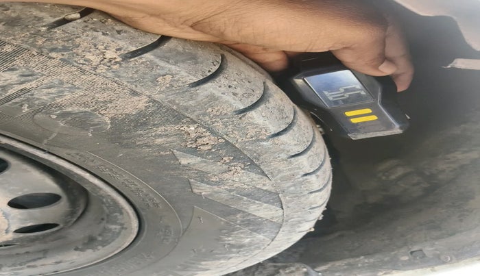 2013 Toyota Innova 2.5 GX 8 STR, Diesel, Manual, 2,16,222 km, tyre