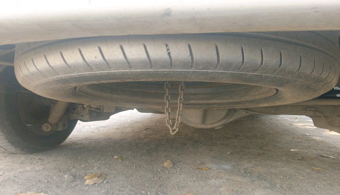 2013 Toyota Innova 2.5 GX 8 STR, Diesel, Manual, 2,16,222 km, tyre