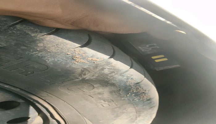 2013 Toyota Innova 2.5 GX 8 STR, Diesel, Manual, 2,16,222 km, tyre