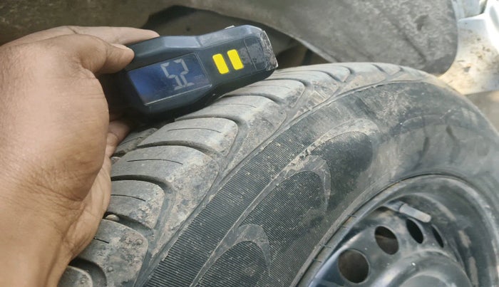 2013 Toyota Innova 2.5 GX 8 STR, Diesel, Manual, 2,16,222 km, tyre