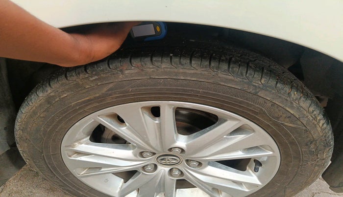 2016 Toyota Innova Crysta 2.8 ZX AT 7 STR, Diesel, Automatic, 1,37,372 km, tyre