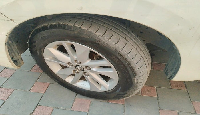 2016 Toyota Innova Crysta 2.4 VX 7 STR, Diesel, Manual, 56,119 km, tyre