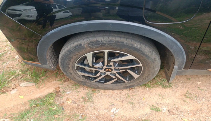 2024 Mahindra XUV400 EL Pro 34.5 KWH Dual Tone, Electric, Automatic, 16,006 km, tyre