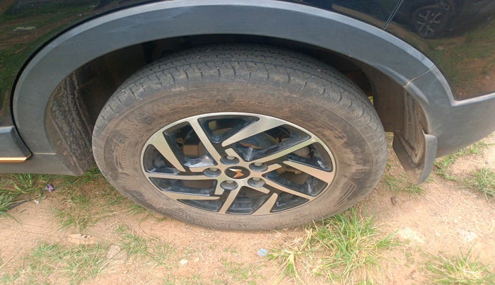 2024 Mahindra XUV400 EL Pro 34.5 KWH Dual Tone, Electric, Automatic, 16,006 km, tyre