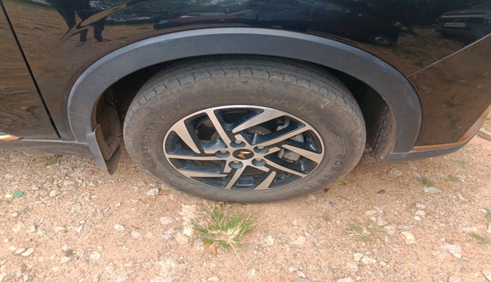 2024 Mahindra XUV400 EL Pro 34.5 KWH Dual Tone, Electric, Automatic, 16,006 km, tyre