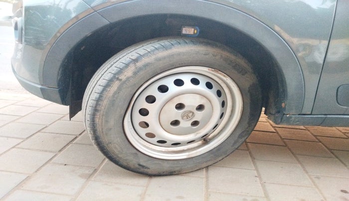 2022 Tata NEXON XE PETROL, Petrol, Manual, 94,275 km, tyre