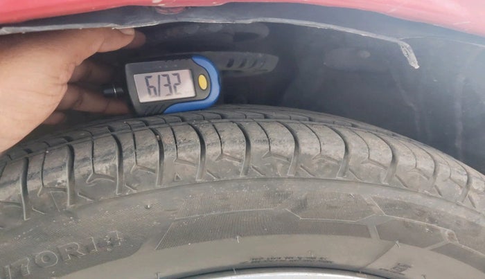 2010 Skoda Fabia CLASSIC 1.2 MPI, Petrol, Manual, 1,04,977 km, tyre