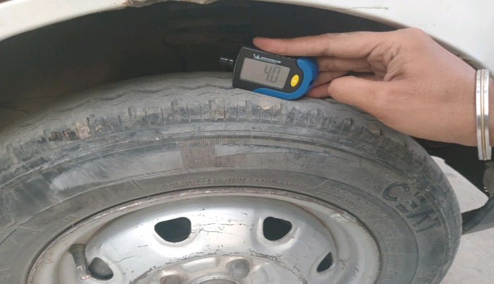 2011 Maruti Eeco 5 STR, Petrol, Manual, 2,22,277 km, tyre
