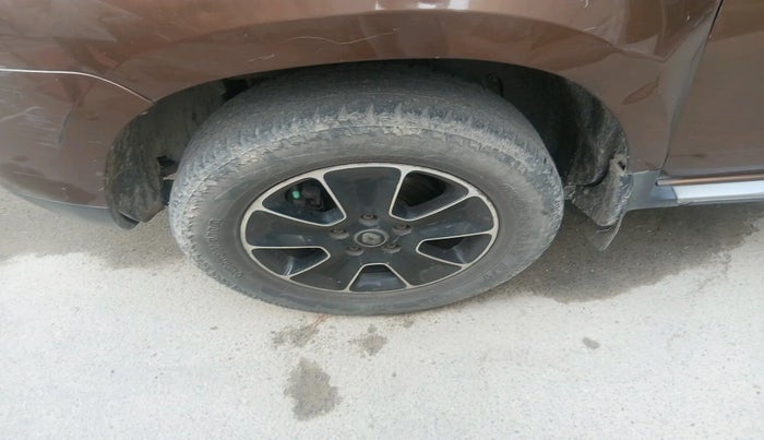 2017 Renault Duster 85 PS RXZ DIESEL, Diesel, Manual, 1,05,519 km, tyre