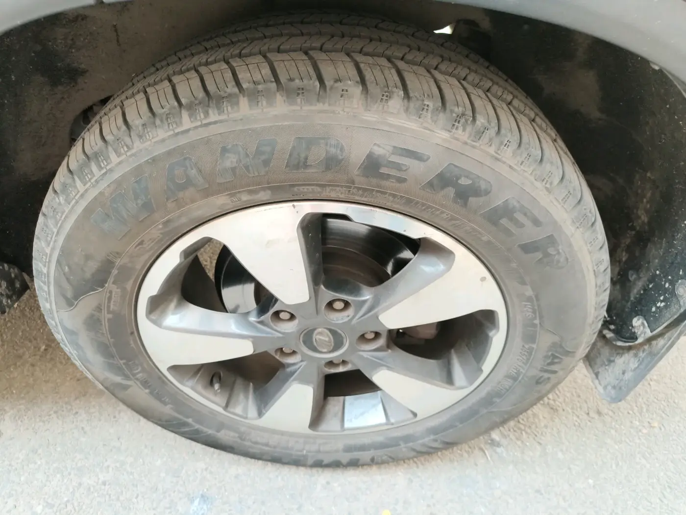2022 Mahindra ALTURAS G4 2WD AT, Diesel, Automatic, 93,711 km, tyre