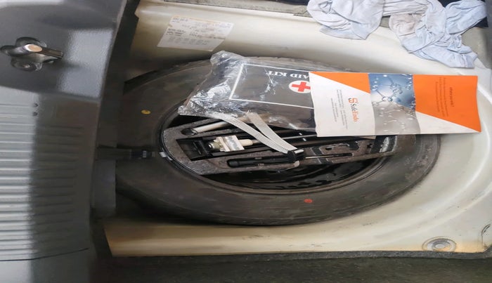 2013 Volkswagen Polo HIGHLINE1.2L, Petrol, Manual, 70,072 km, tyre