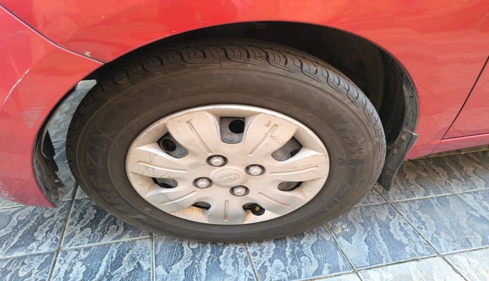 2010 Hyundai i10 MAGNA 1.2, Petrol, Manual, 1,07,374 km, tyre