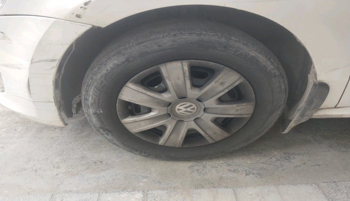 2010 Volkswagen Polo COMFORTLINE 1.2L PETROL, Petrol, Manual, 1,17,173 km, tyre
