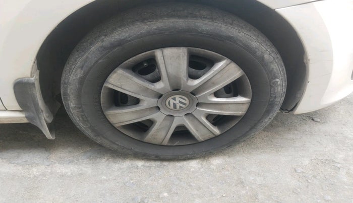 2010 Volkswagen Polo COMFORTLINE 1.2L PETROL, Petrol, Manual, 1,17,173 km, tyre