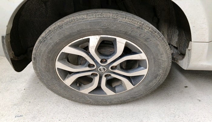 2015 Nissan Terrano XL (D), Diesel, Manual, 1,65,696 km, tyre