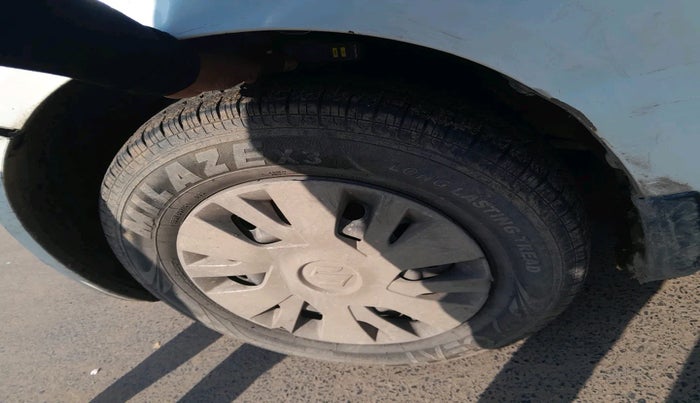 2014 Maruti Swift VXI, Petrol, Manual, 68,758 km, tyre