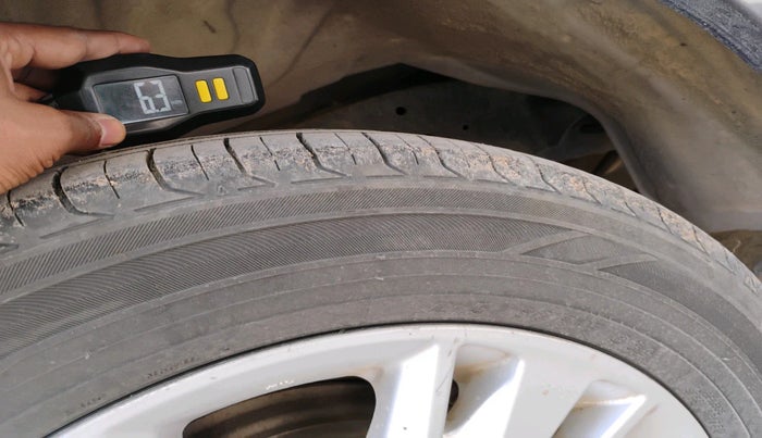 2016 Toyota Innova Crysta 2.4 ZX 7 STR, Diesel, Manual, 88,769 km, tyre