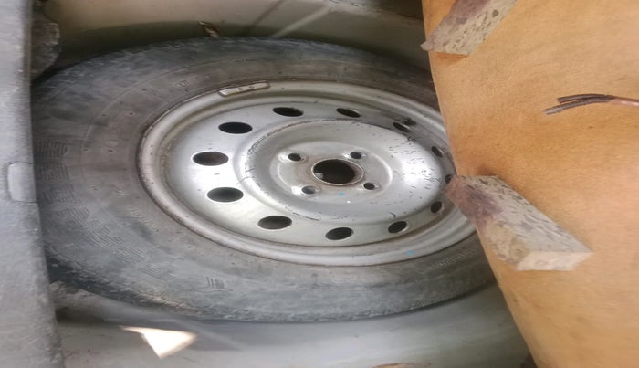 2015 Maruti Swift Dzire LXI, Petrol, Manual, 42,249 km, tyre