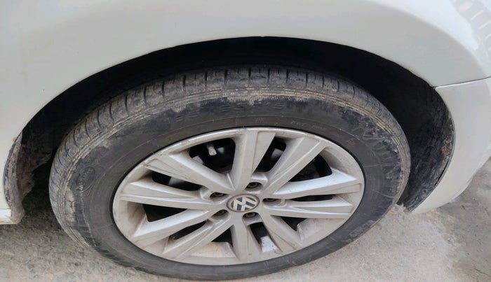 2013 Volkswagen Polo HIGHLINE1.2L, Petrol, Manual, 1,27,253 km, tyre
