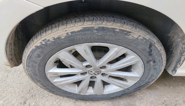 2013 Volkswagen Polo HIGHLINE1.2L, Petrol, Manual, 1,27,253 km, tyre