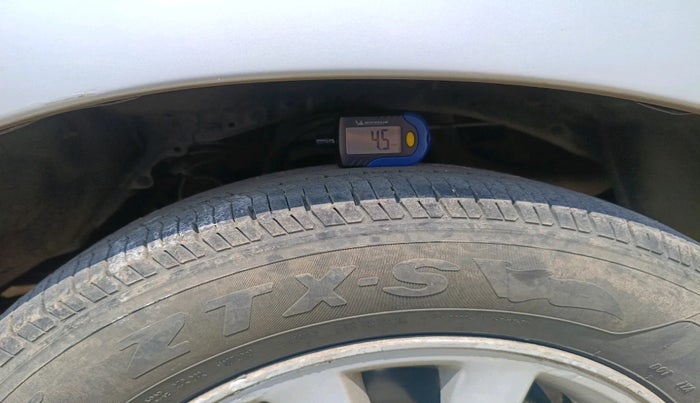 2013 Toyota Innova 2.5 VX 8 STR, Diesel, Manual, 1,84,472 km, tyre